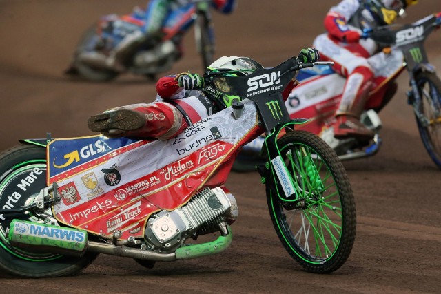 Dzięki kompletowi punktów Fredrika Lindgrena Szwedzi wygrali w Landshut pierwszy turniej barażowy Speedway of Nations. Reprezentanci Polski - Bartosz Zmarzlik, Patryk Dudek i Bartosz Smektała - zajęli drugie miejsce. Do finału, który odbędzie się w rosyjskim Togliatti, awansowali także Niemcy.Wyniki (za WP SportoweFakty):I. Szwecja - 25 pkt.11. Fredrik Lindgren - 18 (3,3,3,3,3,3)12. Peter Ljung - 6 (0,-,1,1,2,2)20. Filip Hjelmland - 1 (1)II. Polska - 24 pkt.7. Patryk Dudek - 7 (1,3,-,1,2,0)8. Bartosz Zmarzlik - 15 (2,2,3,2,3,3)18. Bartosz Smektała - 2 (2)III. Niemcy - 20 pkt.+33. Kai Huckenbeck - 8 (3,1,2,0,2,-)4. Martin Smolinski - 11 (2,2,0,2,3,2)16. Michael Haertel - 1 (1)IV. Czechy - 19 pkt.+4+31. Vaclav Milik - 16 (3,3,3,3,1,3)2. Eduard Krcmar - 2 (1,0,1,-,0,-)15. Jan Kvech - 1 (0,1)V. Słowenia - 19 pkt.+29. Matej Zagar - 13 (2,2,3,2,1,3)10. Matic Ivacic - 4 (0,3,1,0,-,-)19. Nick Skorja - 2 (0,2)VI. Ukraina - 10 pkt.13. Stanisław Melnyczuk - 8 (1,2,0,2,1,2)14. Andriej Rozaliuk - 0 (-,-,-,-,-,-)21. Marko Lewiszyn - 2 (u,0,1,1,0,d)VII. Włochy - 9 pkt.5. Nicolas Covatti - 9 (1,1,2,3,1,1)6. Paco Castagna - 0 (0,0,0,0,0,-)17. Michele Menani - 0 (0)POLUB NAS NA FACEBOOKU Nie wiesz, jak skorzystać z PLUSA? Kliknij TUTAJ;nf, a dowiesz się więcej![lista][*] Co dostanę w ramach abonamentu?;nf[*] Dlaczego mam płacić za treści w sieci?;nf[*] Najczęstsze pytania;nf[/lista]