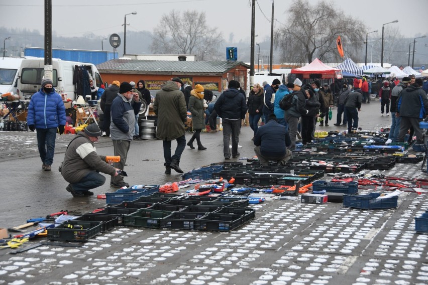 Giełda w Sandomierzu w sobotę, 9 stycznia. Duży ruch, kolejki do stoisk z odzieżą [ZDJĘCIA]