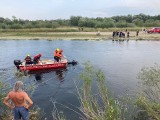 Tragedia nad Dunajcem w Charzewicach. Nurkowie z tarnowskiej straży pożarnej wydobyli z rzeki ciało 40-letniego mężczyzny [ZDJĘCIA]