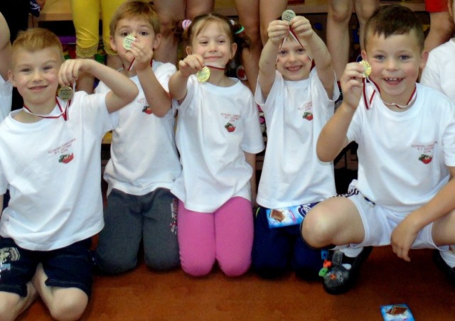 Olimpiada była super. Bardo podobały mi się konkurencje, a najbardziej slalom. Jestem szczęśliwy bo zdobyłem olimpijski medal, który zaraz pokażę rodzicom &#8211; cieszył się Radek Karatysz(z prawej).