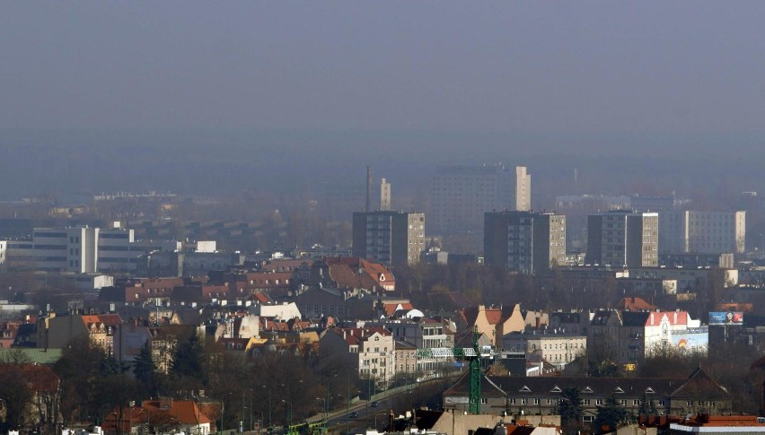 Urząd miasta podaje, że głównymi źródłami emisji pyłów...