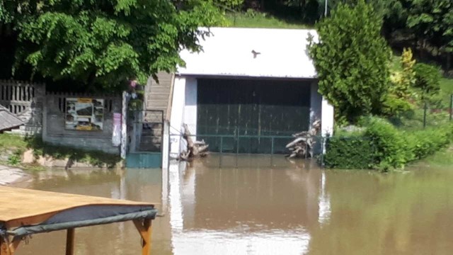 Woda z Wisły zalała w niedzielę część gospodarstw w powiecie lipskim.