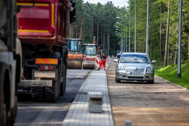 Budowa ścieżki rowerowej przy drodze do Olmont