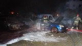 Gdańsk: Nocny pożar samochodów na Zakoniczynie 13.11.2022 r. 6 aut zniszczonych. Nie było poszkodowanych