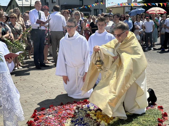 Boże Ciało w  parafii Narodzenia NMP przy ul. Kościuszki w Bełchatowie. Procesja przeszła ulicami miasta