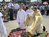 Boże Ciało w parafii Narodzenia Najświętszej Marii Panny w Bełchatowie. Tłumy w procesji ulicami miasta. Zobaczcie zdjęcia