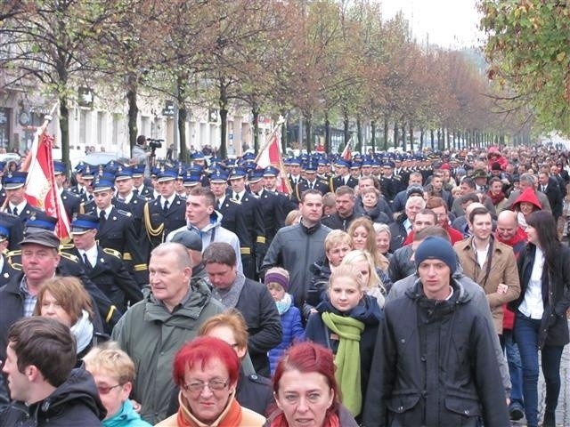 Defilada i ślubowanie strażaków w Częstochowie. Towarzyszyły...