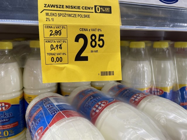 Niektóre sklepy pokazują cenę przed ustawową obniżką VAT, a także ile oszczędzamy na konkretnym produkcie