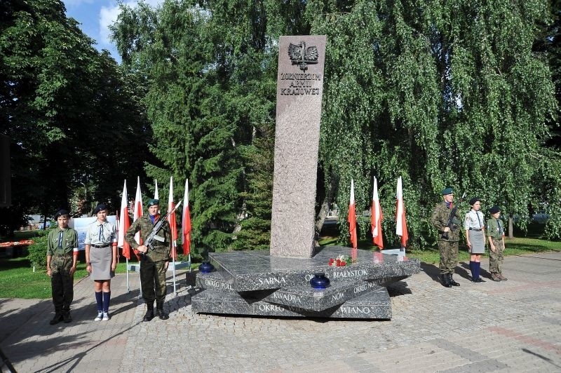 Kombatanci, przedstawiciele władz, harcerze i mieszkańcy...