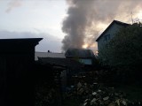 Pożar domu przy ul. Konopnickiej w Wasilkowie. Dwie osoby w szpitalu, uciekały z płonącego budynku