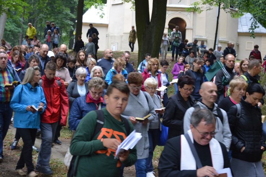 Pątnicy szli dróżkami Matki Bożej na mszę św. w Porębie. O...