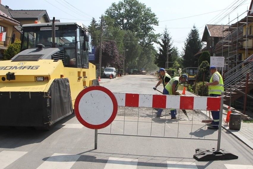 Nowy Sącz. Trwa remont odcinka ul. Krakowskiej. Będzie nowy asfalt i pobocze[ZDJĘCIA]