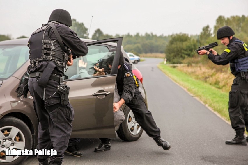 Zamaskowany mężczyzna napadł na stację paliw...