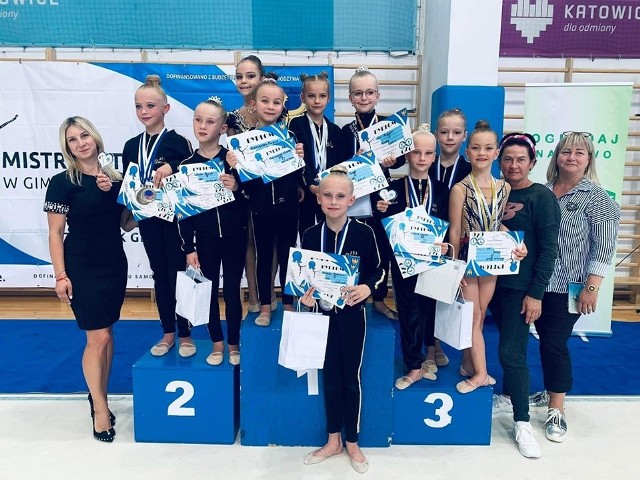 Podopieczne Akademii Gimnastyki Artystycznej w Sosnowcu na rozgrywanych w Katowicach mistrzostwach zdobyły łącznie 32 medale. Zobacz kolejne zdjęcia. Przesuwaj zdjęcia w prawo - naciśnij strzałkę lub przycisk NASTĘPNE