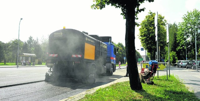 Wymiana asfaltu na ulicy Lubelskiej w Rzeszowie rozpoczęła się wczoraj. Miasto wykona ją w ramach bieżącego utrzymania dróg, ale kosztami obciąży firmę, która nieprofesjonalnie połatała drogę po swoich wykopach.