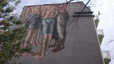 Kolejny mural w Łodzi. Czterech chłopców boso przy ul. Cmentarnej