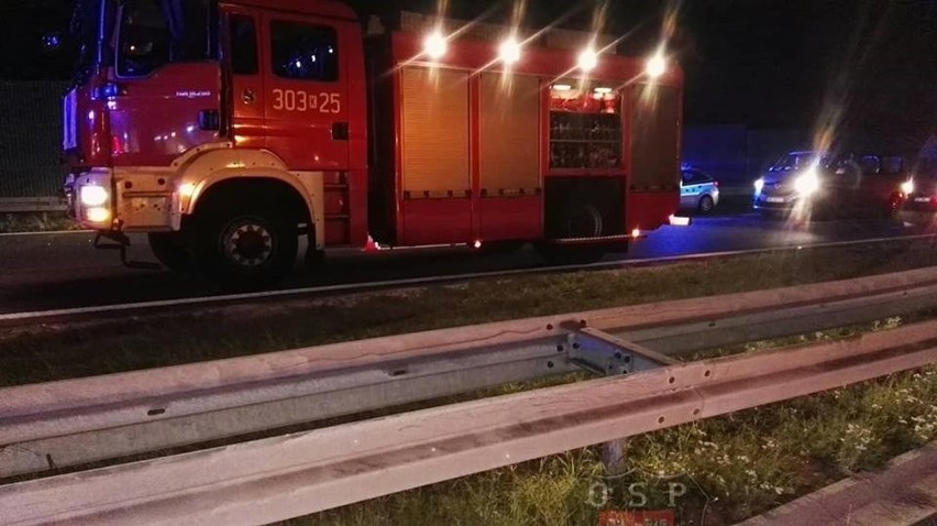 Nocny wypadek na autostradzie A4. Najbardziej poszkodowana osoba zabrana do szpitala helikopterem LPR