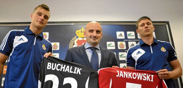 Prezes Jacek Bednarz (w środku) i dwaj nowi piłkarze Wisły, Michał Buchalik (z lewej) oraz Maciej Jankowski