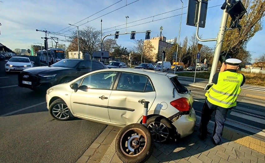 Tramwaj zderzył się z samochodem. Brak przejazdu w centrum Wrocławia [ZDJĘCIA]