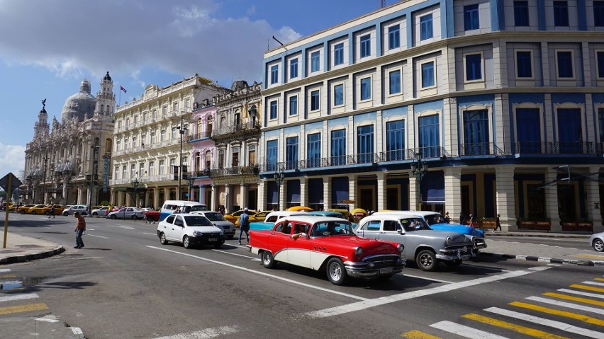 Praca taksówkarza na Kubie to opłacalne zajęcie. Zwłaszcza, jeśli jeździ się amerykańskim oldtimerem z lat 50. XX w ZDJĘCIA