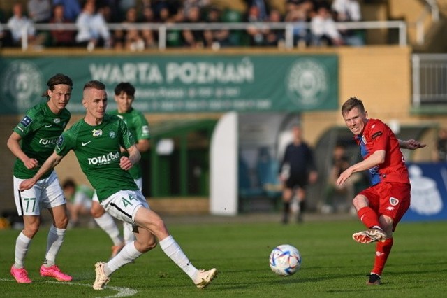 22.05.2023 r. PKO Ekstraklasa: Warta Poznań - Piast Gliwice. Grzegorz Tomasiewicz (z prawej) zaliczył asystę przy golu na 0:1.