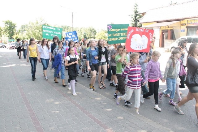Marsz profilaktyczny ulicami Mirca.