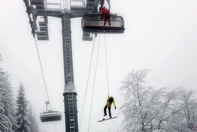 kolejka stanęła w momencie, kiedy temperatura na stoku gwałtownie spadła, z zera do minus 4 stopni Celsjusza. Doszło do oblodzenia elementów urządzenia. Pracownicy kolejki próbowali zwieźć narciarzy na awaryjnym trybie, ale w końcu zdecydowali się wezwać ratowników GOPR i strażaków.