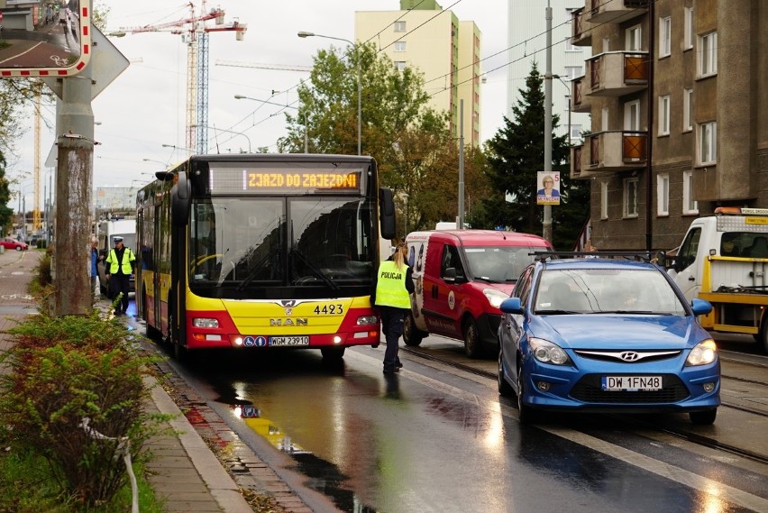 Wrocław: Wypadek na Hubskiej. Autobus potrącił na przejściu kobietę
