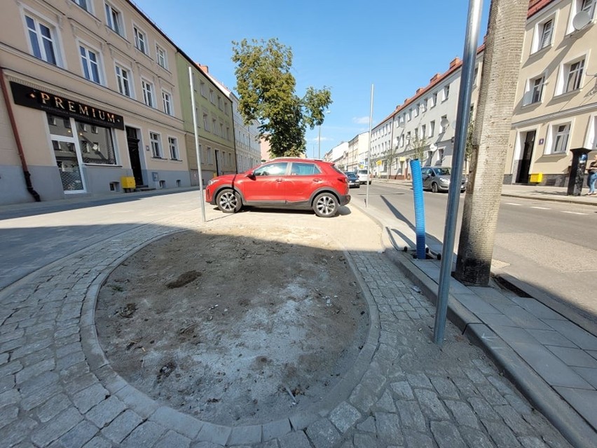 Ulica Mickiewicza w Słupsku prawie gotowa. Będzie gładki parking i prosty chodnik [ZDJĘCIA]