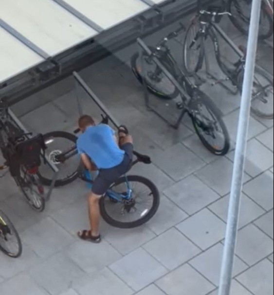 40 sekund - tylko tyle potrzebuje złodziej, żeby ukraść rower. Pracownicy biurowca nagrali próbę kradzieży [WIDEO]