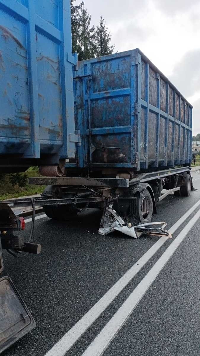Wypadek w Trzcinicy na DK28 z udziałem dwóch samochodów ciężarowych. Jedna osoba jest poszkodowana [ZDJĘCIA]