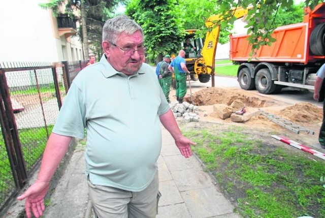 Na żółwie tempo prac skarży się mieszkaniec bloku numer 36, Kazimierz Stępień. Jest oburzony tym, że nie został poinformowany, skąd można czerpać wodę w czasie awarii. 