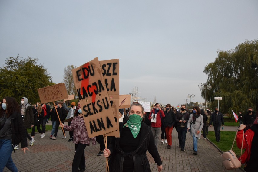 Strajk kobiet w Gdyni. Centrum całkowicie zablokowane. Tłum blokuje drogi, pomagają im samochody