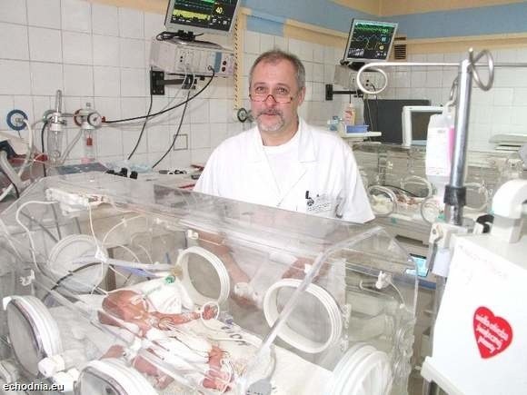 Doktor Grzegorz Tokarski, ordynator likwidowanego oddziału, jednocześnie konsultant wojewódzki w dziedzinie neonatologii nie wie czy po zamknięciu oddziału, wszystkie noworodki wymagające tak specjalistycznego leczenia, będą miały zapewnioną opiekę neonatologiczną.