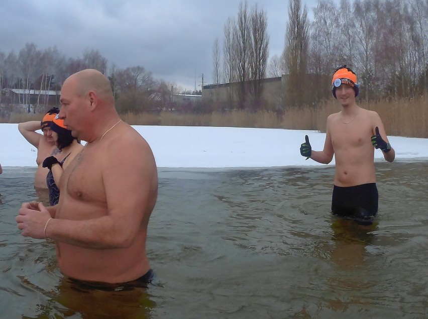 Niedzielna kąpiel morsów z Klubu Wektor w Starachowicach w bardzo dobrych warunkach. Zobacz zdjęcia