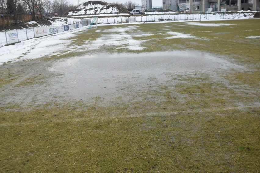 Śnieg i woda na boiskach treningowych przy Struga. Radomiak nie ma gdzie trenować? W poniedziałek mecz z Jagiellonią Białystok