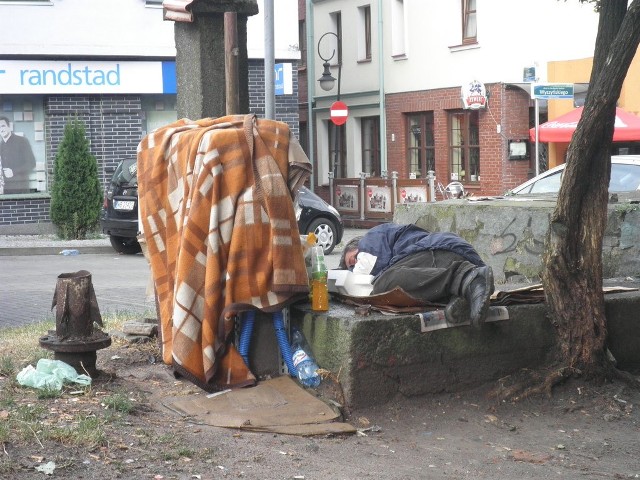 Na koczujących bezdomnych na Podzamczu policja nie zwraca uwagi.