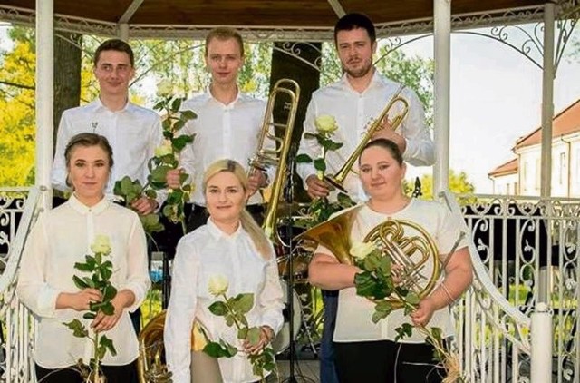 Studencki SmArt Brass zagra w altanie parku Źródliska.