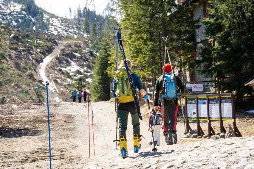 Najazd na Tatry. Tłumy na Kasprowym Wierchu, w Morskim Oku, w Dolinie Chochołowskiej 