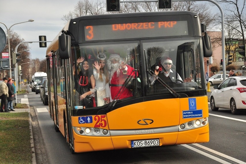 Autobus św. Mikołaja przejechał ulicami Oświęcimia. Towarzyszył mu diabeł i anioł