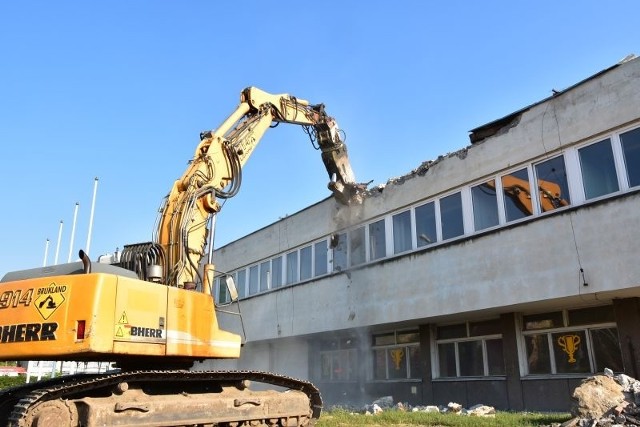 Zaczęło się wyburzanie budynku biurowego zajezdni przy ul. Limanowskiego.