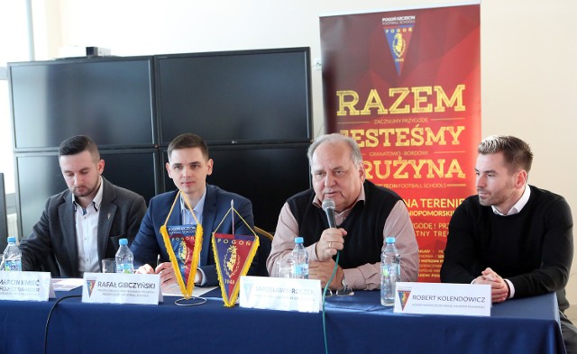 Jarosław Mroczek podczas konferencji prasowej prezentującej Pogoń Football Schools