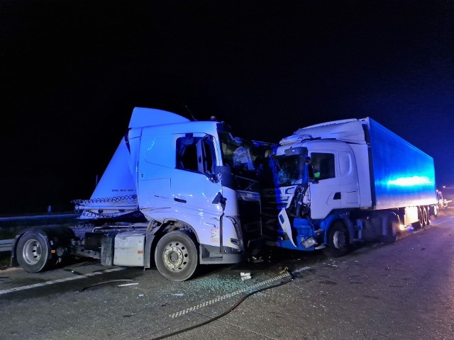Wypadek z udziałem trzech ciężarówek na trasie S7.