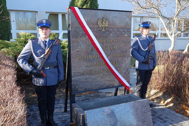 Oddział prewencji ma u siebie tablicę poświęconą poległym policjantom