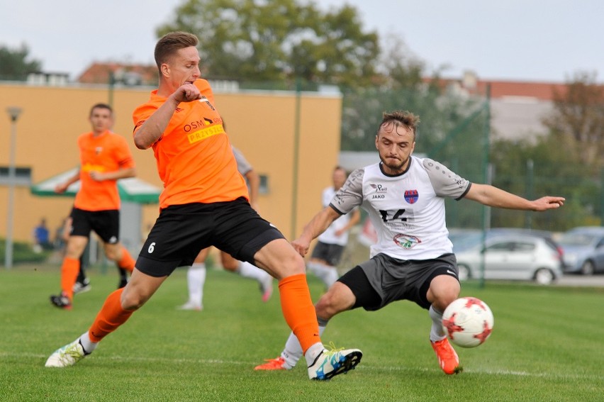 4 liga piłkarska. Starowice - Małapanew Ozimek 2-2