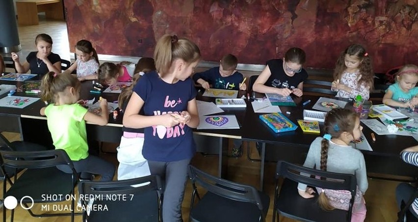Trwają Ferie Zimowe w Starachowickim Centrum Kultury. Dzieci śpiewają i malują na szkle 