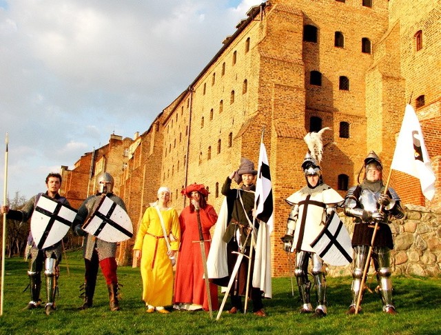 Członkowie Bractwa Rycerskiego Komturii Grudziądzkiej i dwa nagie miecze, które zawiozą pod Grunwald