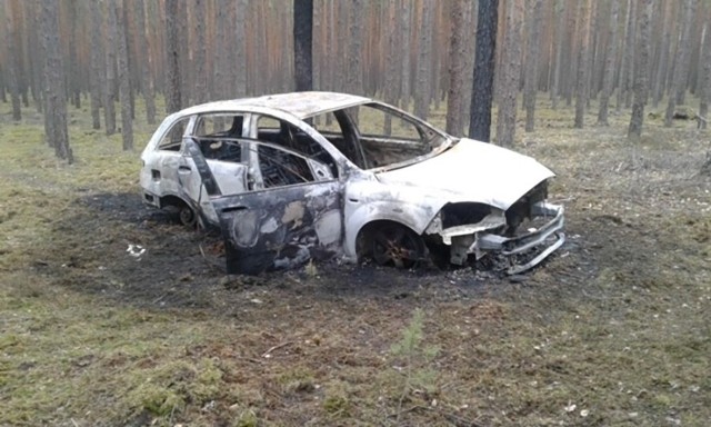 Samochód został znaleziony w lesie  w okolicach Nowogrodu Bobrzańskiego. Został porzucony i spalony. Spłonął doszczętnie. Wiadomo już, że to fiat ukradziony w Niemczech.W środę, 13 marca, świadkowie zauważyli w lesie koło Nowogrodu Bobrzańskiego płonący samochód. Na miejsce przyjechała zielonogórska policja oraz straż pożarna. Samochód spłonął jednak całkowicie. Trudno było nawet rozpoznać markę pojazdu. Spalony wrak na polecenie policji zabezpieczyła pomoc drogowa. – Już wiemy, że to fiat croma, który został skradziony na terenie Niemiec – mówi podinsp. Małgorzata Stanisławska, rzeczniczka zielonogórskiej policji.Złodziej lub złodzieje porzucili samochód podpalając go.Zobacz też wideo: 63 letnia dentystka usłyszała ponad 630 zarzutów, miała wyłudzić z NFZ 60 tys. złotych