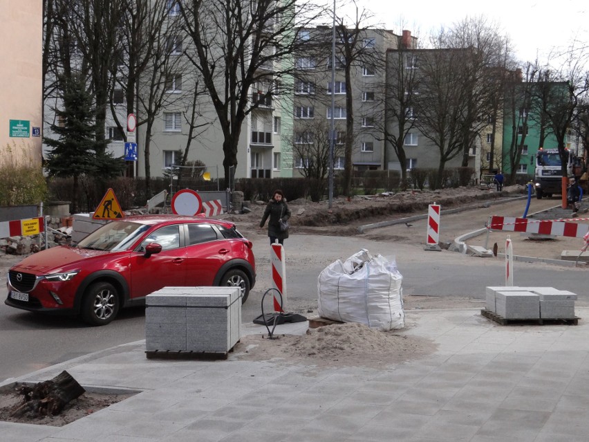 Na ulicy Mostnika są już krawężniki i mieszkańcy krzyczą, że...