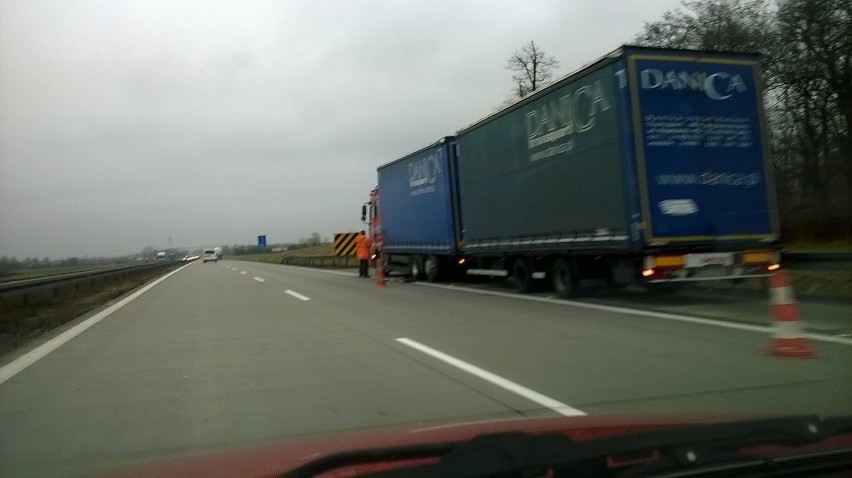 Zepsuta ciężarówka na autostradzie A4 przed zajazdem na...